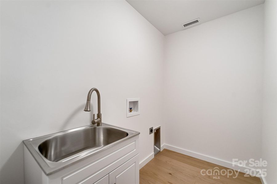 Spacious, unfurnished interior of a new home in , Sylva (Image 17).