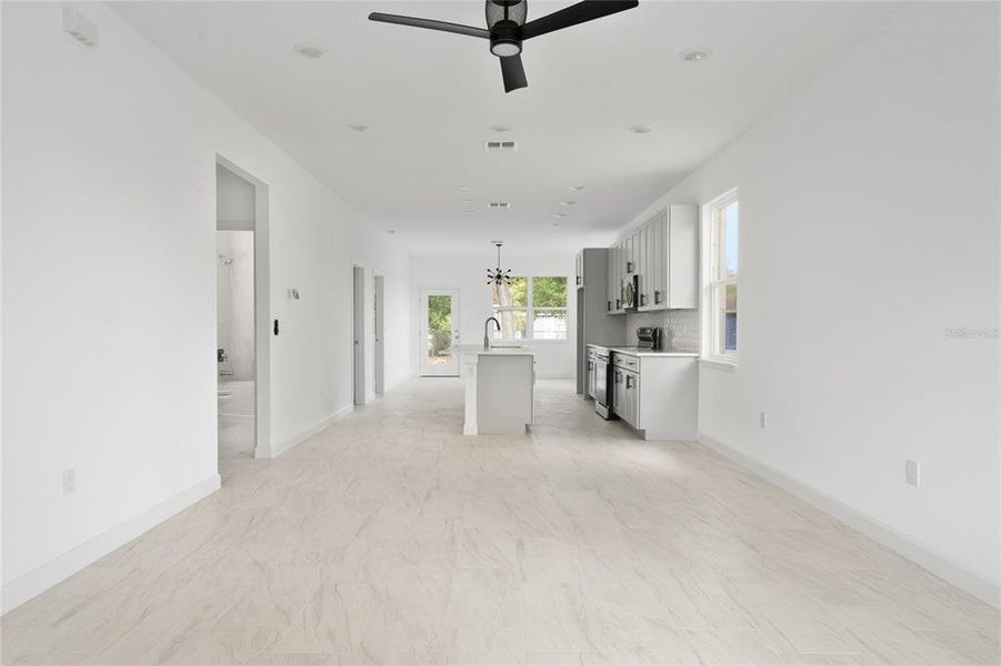 Spacious, unfurnished interior of a new home in , Orlando (Image 14).