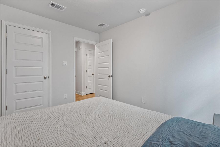 Spacious, unfurnished interior of a new home in Lago Mar, Galveston (Image 25).