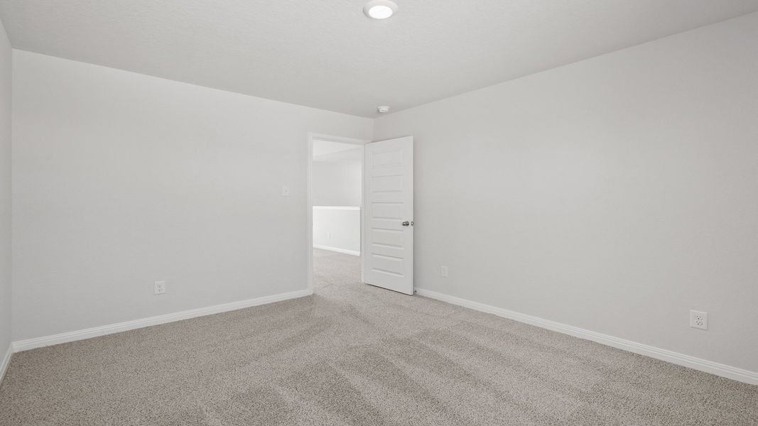 Spacious, unfurnished interior of a new home in Hunters Ranch, San Antonio (Image 17).