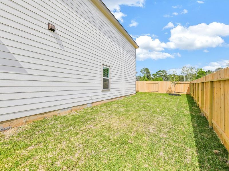 Exterior details and patio area of a home in Caney Creek Place, Conroe (Image 27).