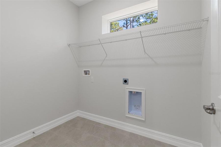 Spacious, unfurnished interior of a new home in Pine Ridge Estates, Beverly Hills (Image 29).