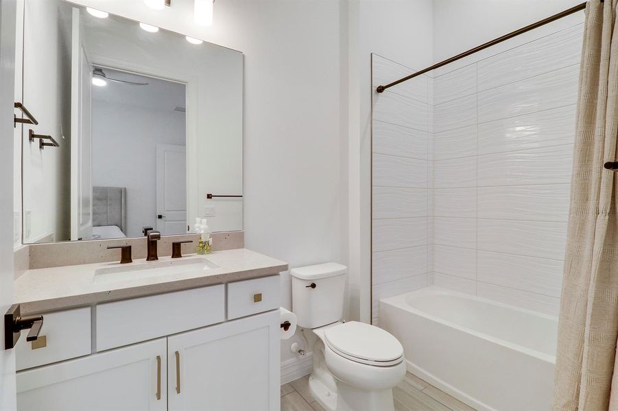 Ensuite Bathroom 2