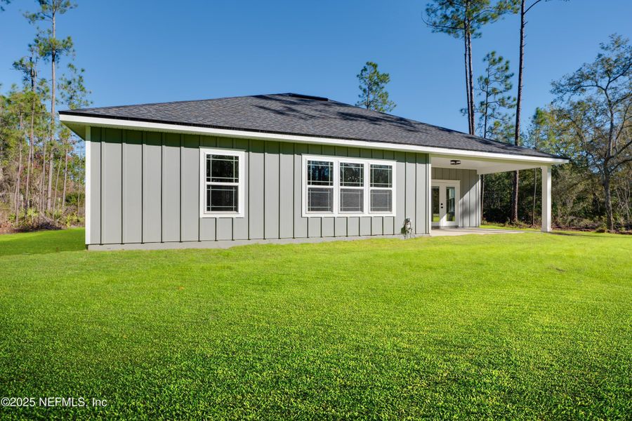 Exterior details and patio area of a home in , Middleburg (Image 3).