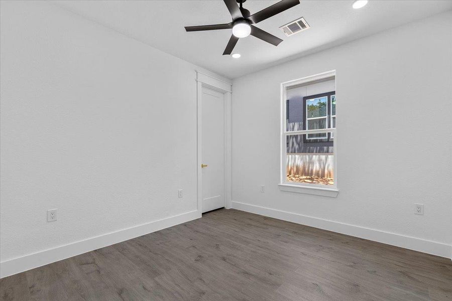 Spacious, unfurnished interior of a new home in , Bastrop (Image 26).