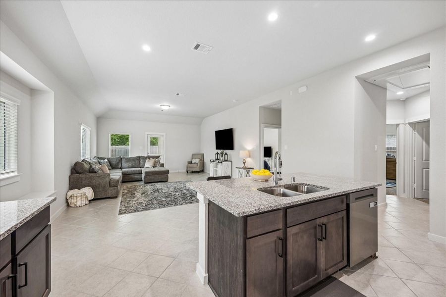 Amazing open layout flowing perfectly from your kitchen into your 2nd dinning and living space. Amazing open layout flowing perfectly from your kitchen into your 2nd dinning and living space.