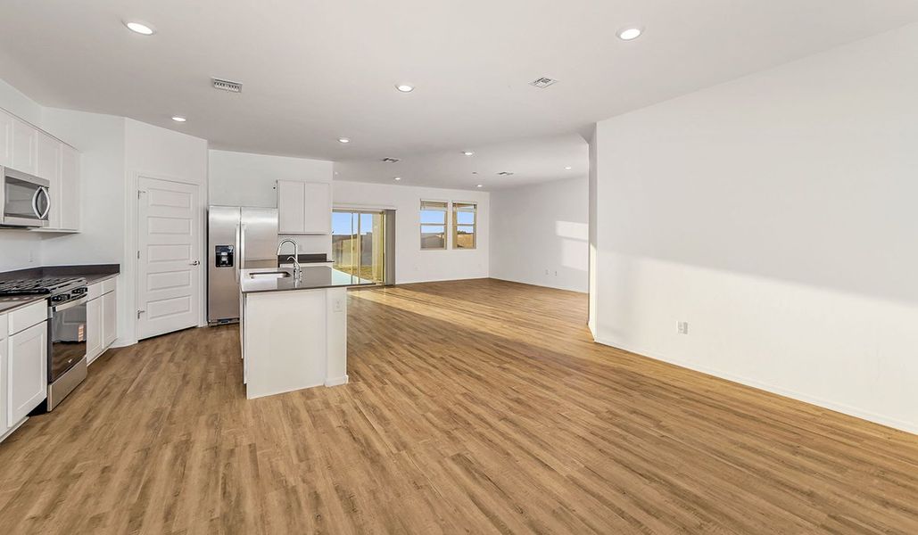 Spacious, unfurnished interior of a new home in Entrada Del Toro at Rancho Sahuarita, Sahuarita (Image 22).