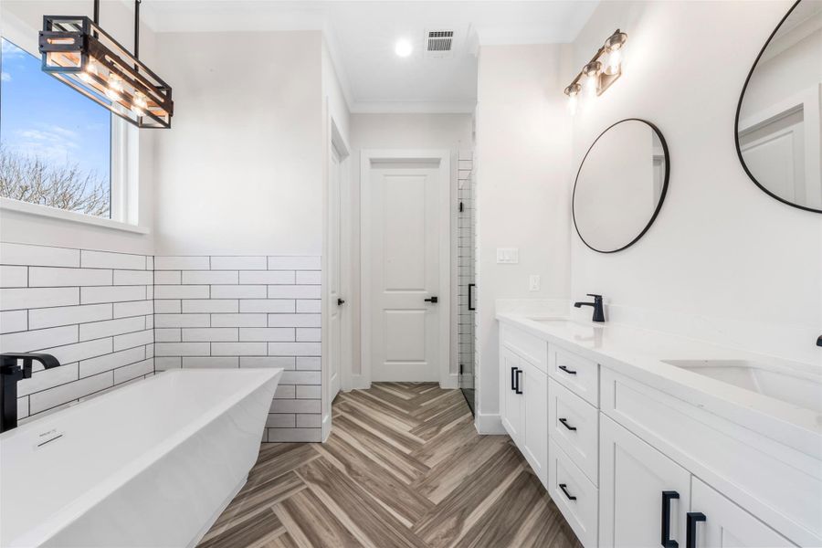 Furnished interior view inside a new home in , Baytown (Image 33).