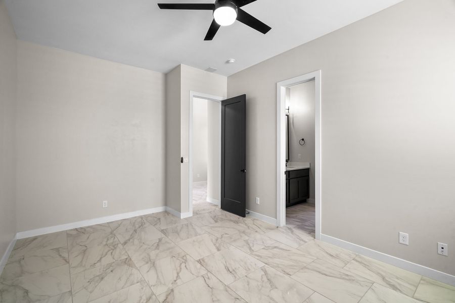 Spacious, unfurnished interior of a new home in Verdancia, El Paso (Image 38).