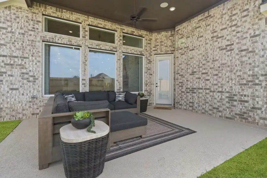 Exterior details and patio area of a home in Meridiana 50's and 60's, Manvel (Image 3).