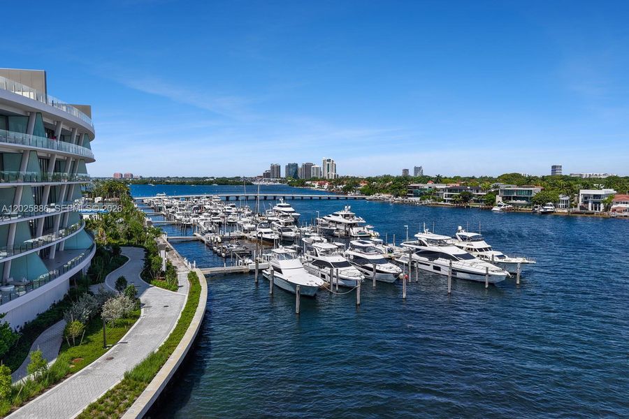 Condo located in Miami, FL showcasing its design and architecture (Image 26).