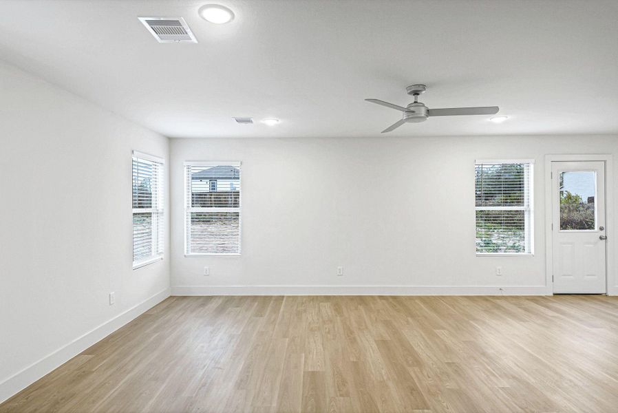 Spacious, unfurnished interior of a new home in , Hempstead (Image 11).