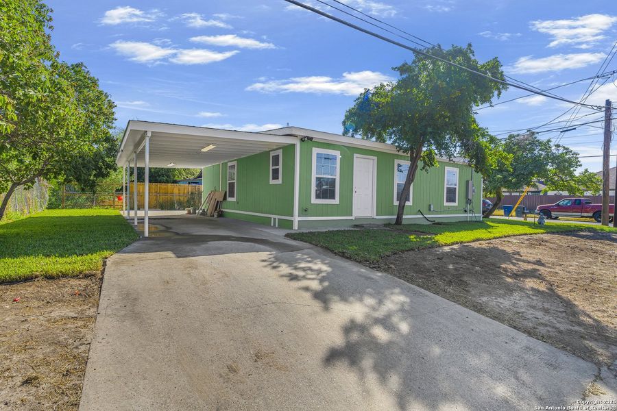 Exterior details and patio area of a home in , Laredo (Image 12).