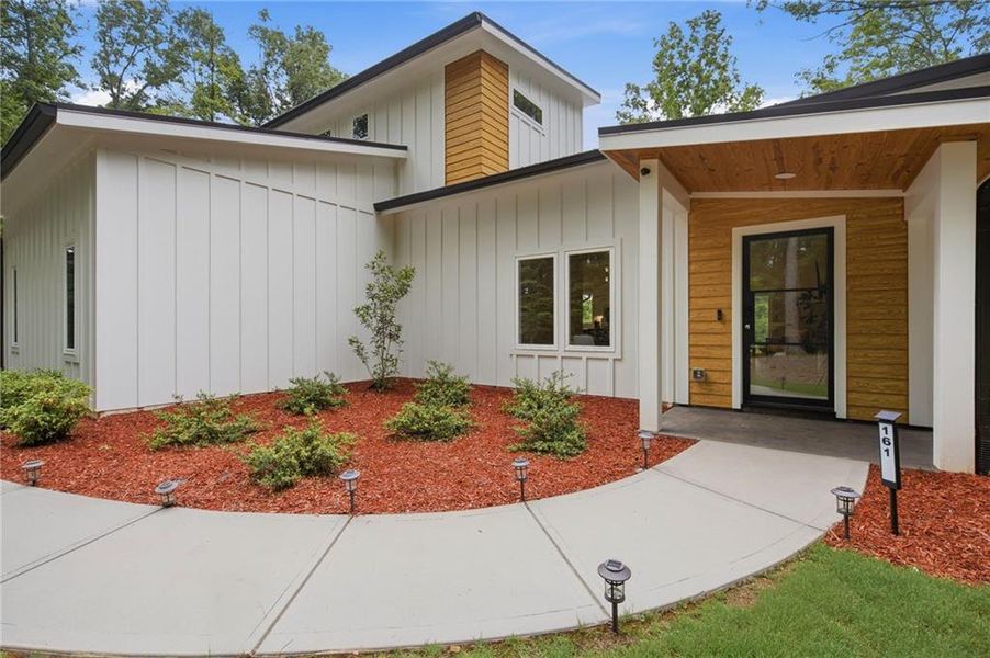 Exterior details and patio area of a home in , Eatonton (Image 26).