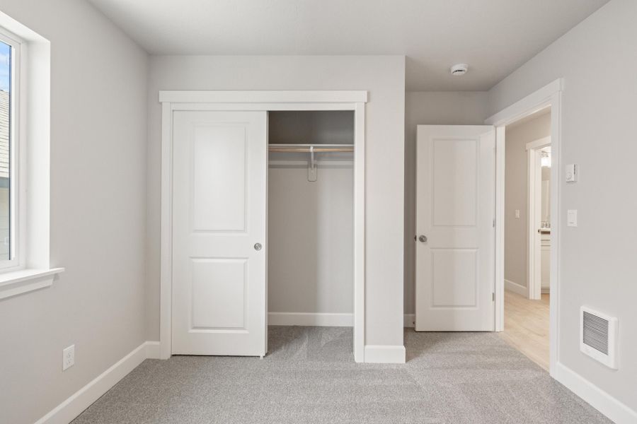 Spacious, unfurnished interior of a new home in Feather Ridge, Redmond (Image 17).