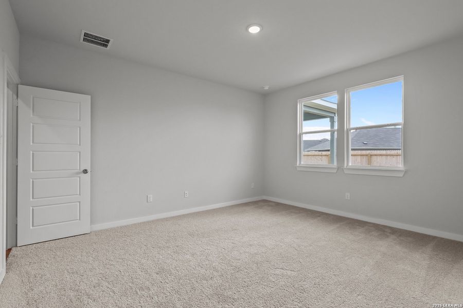 Spacious, unfurnished interior of a new home in Cinco Lakes, San Antonio (Image 21).