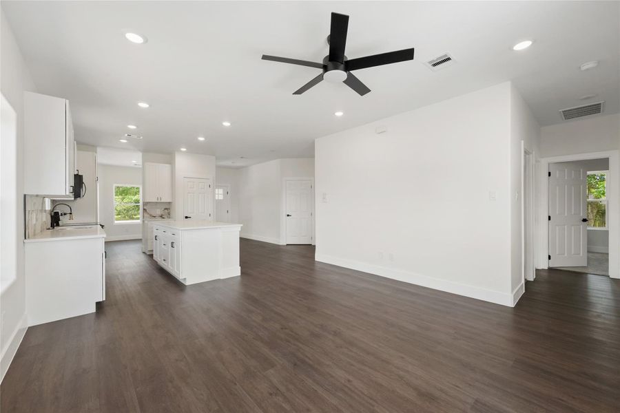 Spacious, unfurnished interior of a new home in , Santa Fe (Image 12).
