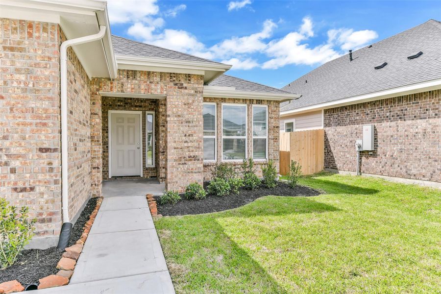 Exterior details and patio area of a home in King Oaks Village, Baytown (Image 3).