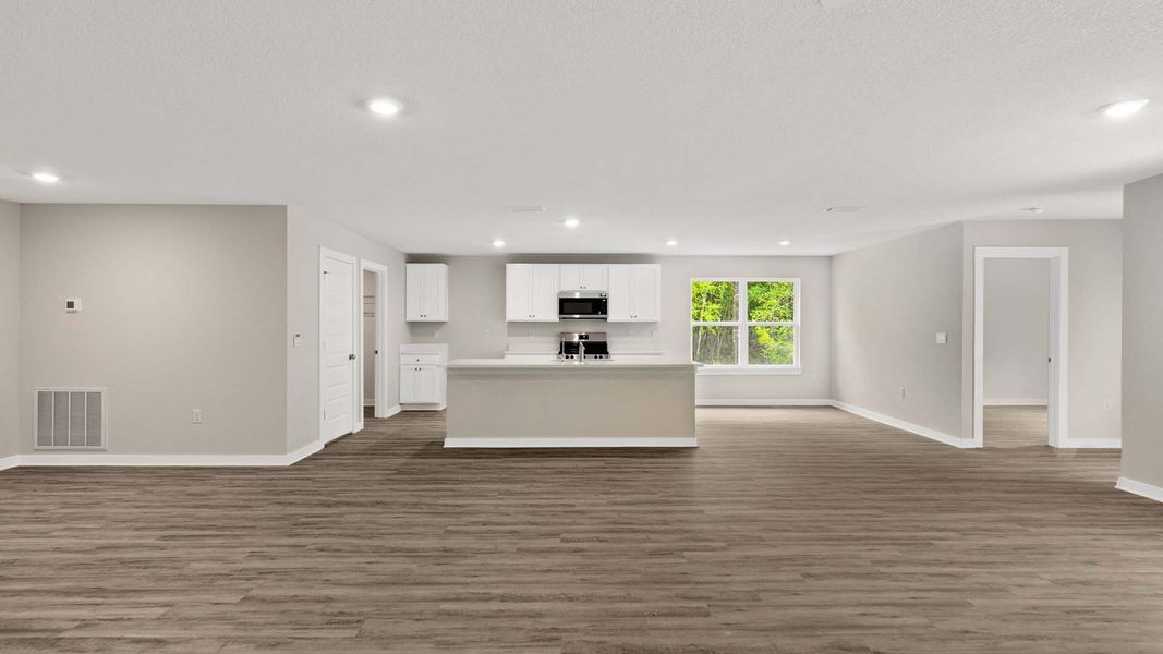 Spacious, unfurnished interior of a new home in Sunny Hills, Chipley (Image 13).