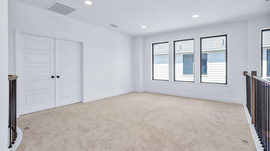 Spacious, unfurnished interior of a new home in Lakes of Cane Island, Katy (Image 7).