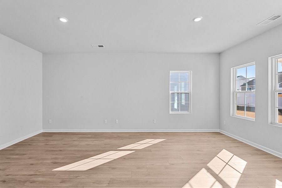 Spacious, unfurnished interior of a new home in Fieldstone, Lexington (Image 22).