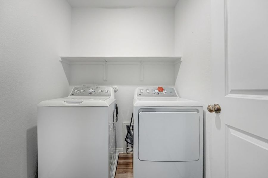 Close-up of interior finishes inside a home in Longview, Del Valle (Image 9).