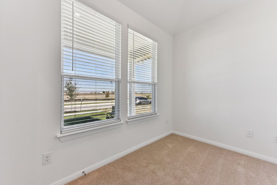 Spacious, unfurnished interior of a new home in Porter Country, Buda (Image 25).