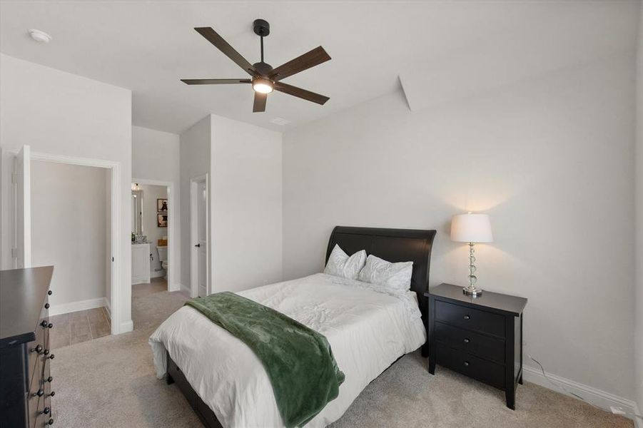 EN SUITE BEDROOM WITH 2 GREAT CLOSETS! EN SUITE BEDROOM WITH 2 GREAT CLOSETS!