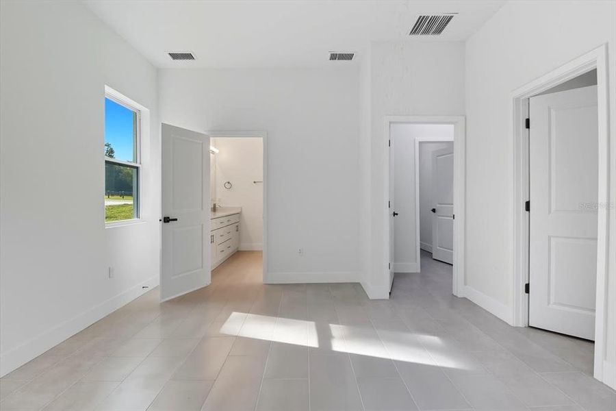 Spacious, unfurnished interior of a new home in , Dunnellon (Image 22).