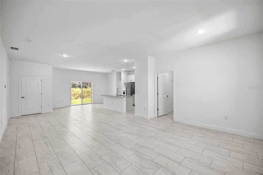 Spacious, unfurnished interior of a new home in , Ocala (Image 17).