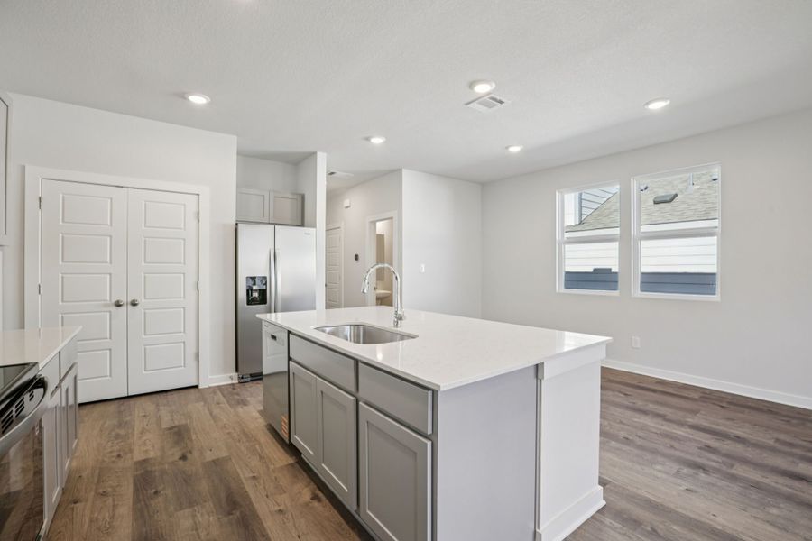 A kitchen with white cabinets.