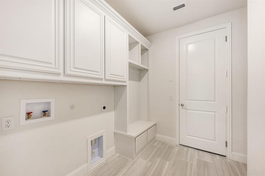 Furnished interior view inside a new home in Wildflower Ranch 60-65, Fort Worth (Image 17). Furnished interior view inside a new home in Wildflower Ranch 60-65, Fort Worth (Image 17).