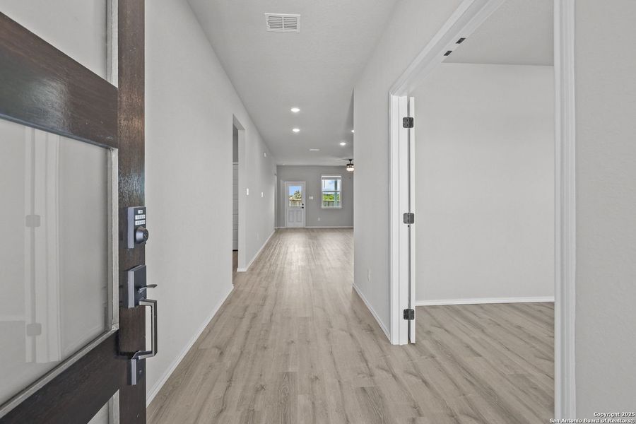 Spacious, unfurnished interior of a new home in Comanche Ridge, San Antonio (Image 44). Spacious, unfurnished interior of a new home in Comanche Ridge, San Antonio (Image 44).