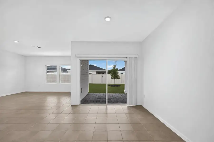 Spacious, unfurnished interior of a new home in Coopers Meadow, Jacksonville (Image 23).