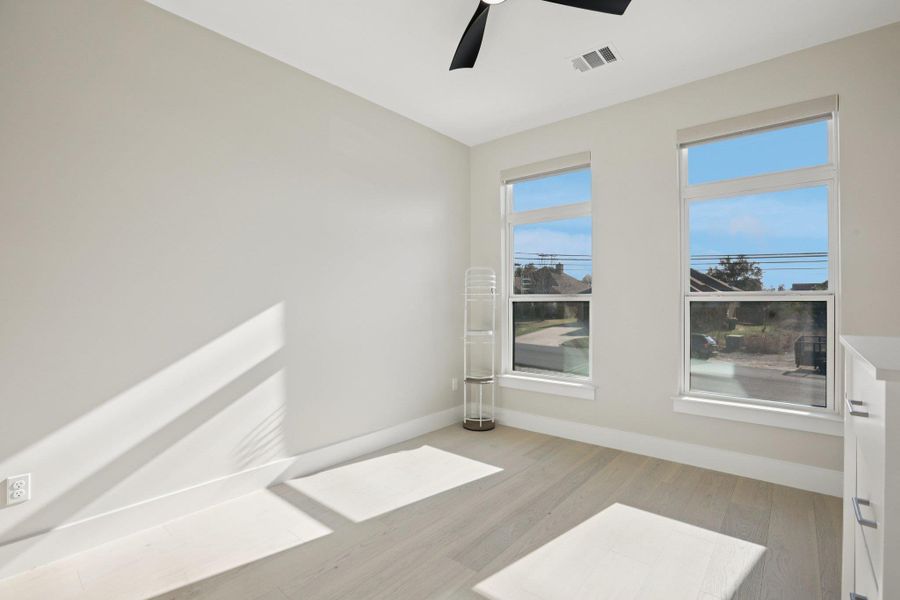 Unfurnished room featuring light wood-style flooring and ceiling fan