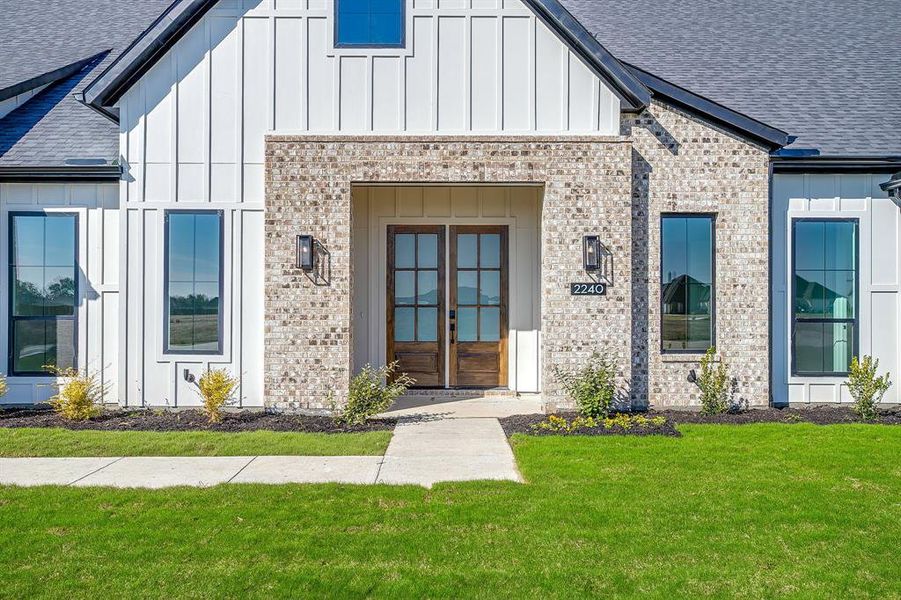 Exterior details and patio area of a home in Waterfall Ranch, Waxahachie (Image 21).