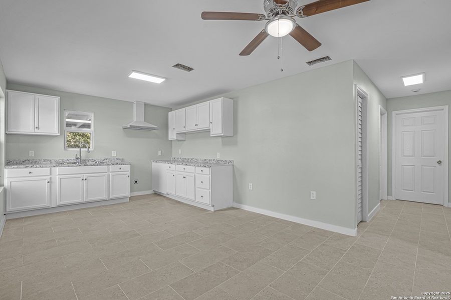 Furnished interior view inside a new home in , Laredo (Image 4).