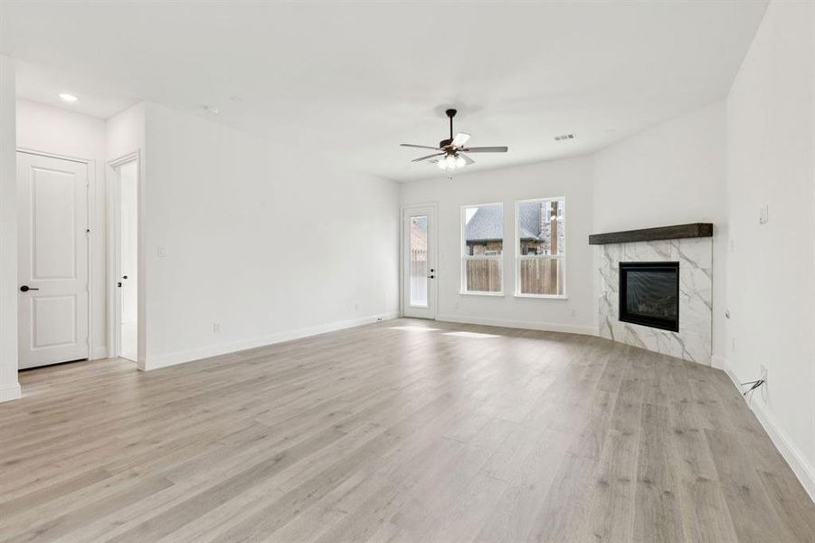 Spacious, unfurnished interior of a new home in Country Lakes, Denton (Image 15).