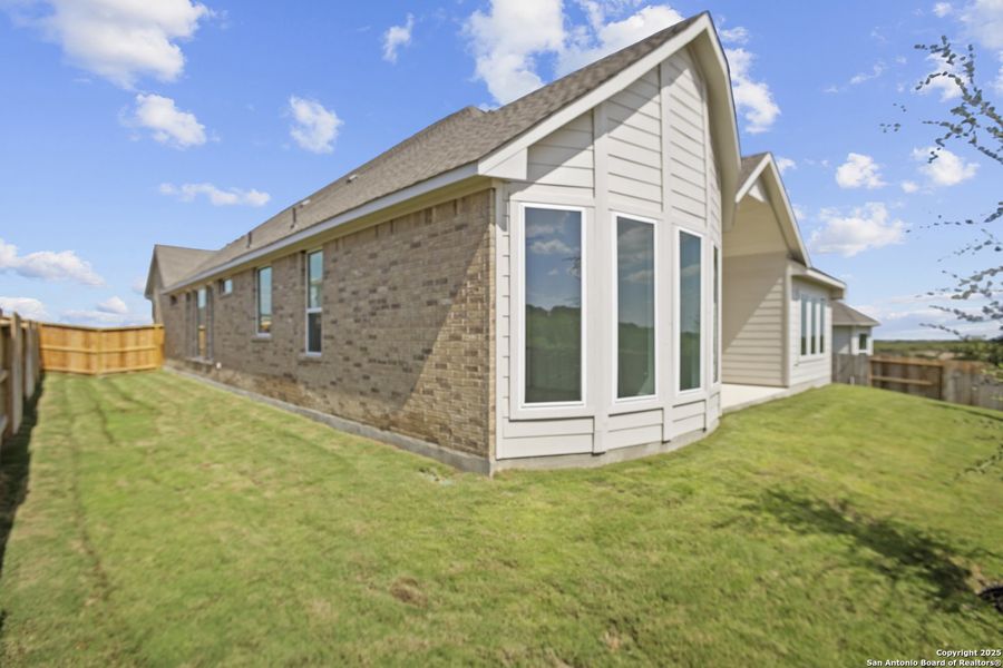 Exterior details and patio area of a home in Homestead, Schertz (Image 16).