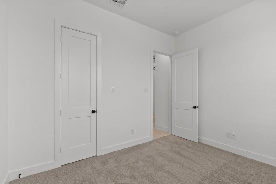 Spacious, unfurnished interior of a new home in Blue Heron, Mont Belvieu (Image 17).