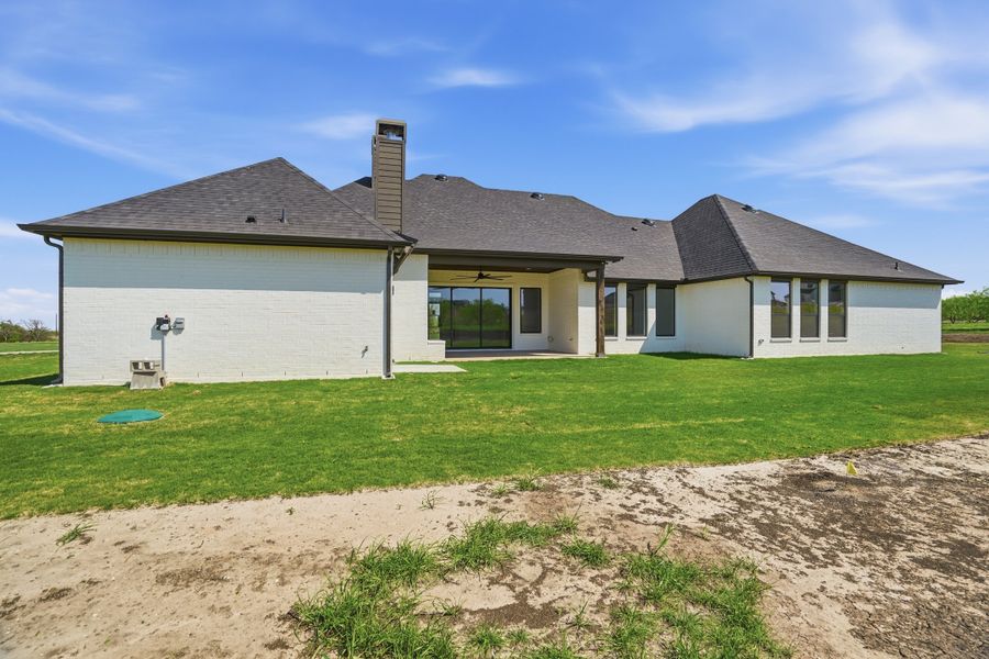Exterior details and patio area of a home in Summit Ranch, Aledo (Image 30).