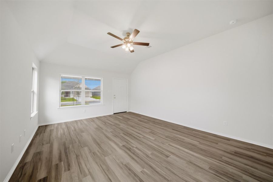 Spacious, unfurnished interior of a new home in , Navasota (Image 20).