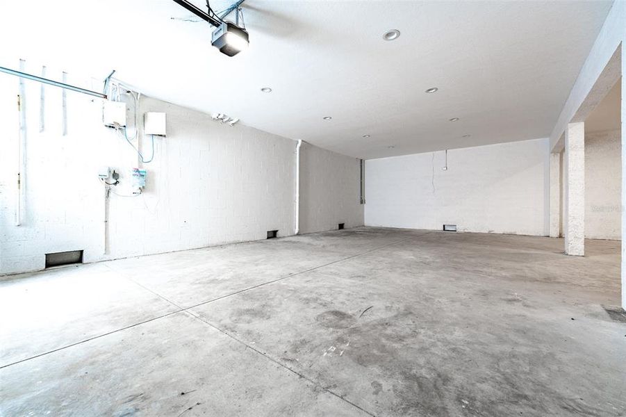 Spacious, unfurnished interior of a new home in , Tampa (Image 25).