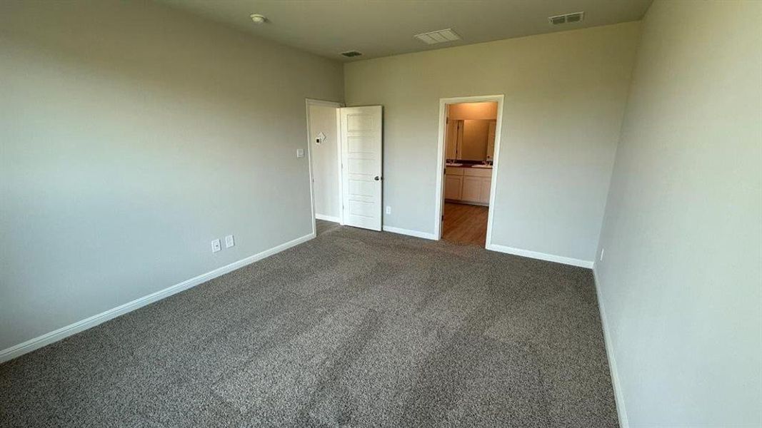 Spacious, unfurnished interior of a new home in Saratoga, Granbury (Image 9). Spacious, unfurnished interior of a new home in Saratoga, Granbury (Image 9).