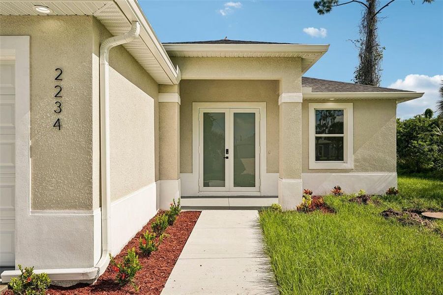 Exterior details and patio area of a home in , North Port (Image 3).