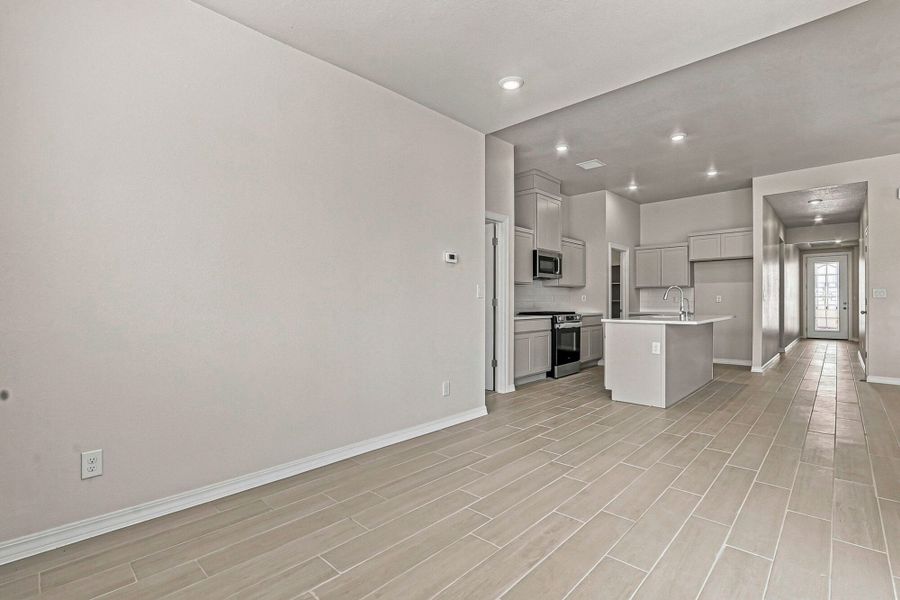 Spacious, unfurnished interior of a new home in Paseos Del Este, El Paso (Image 41).
