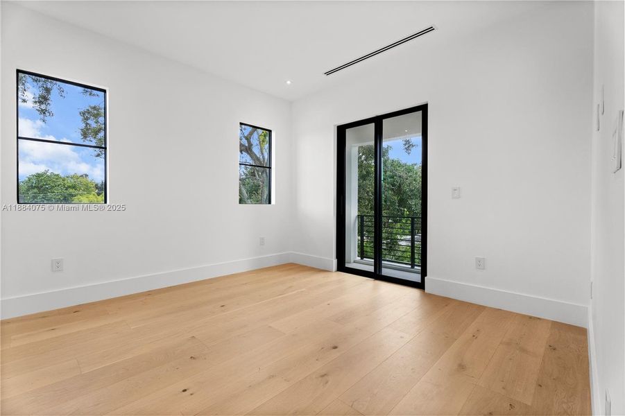 Spacious, unfurnished interior of a new home in , Miami (Image 24).