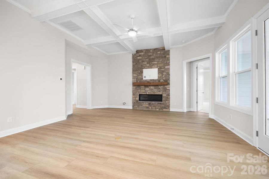 Spacious, unfurnished interior of a new home in Handsmill on Lake Wylie, York (Image 14).