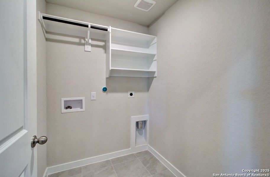 Spacious, unfurnished interior of a new home in Cloud Country, New Braunfels (Image 16).