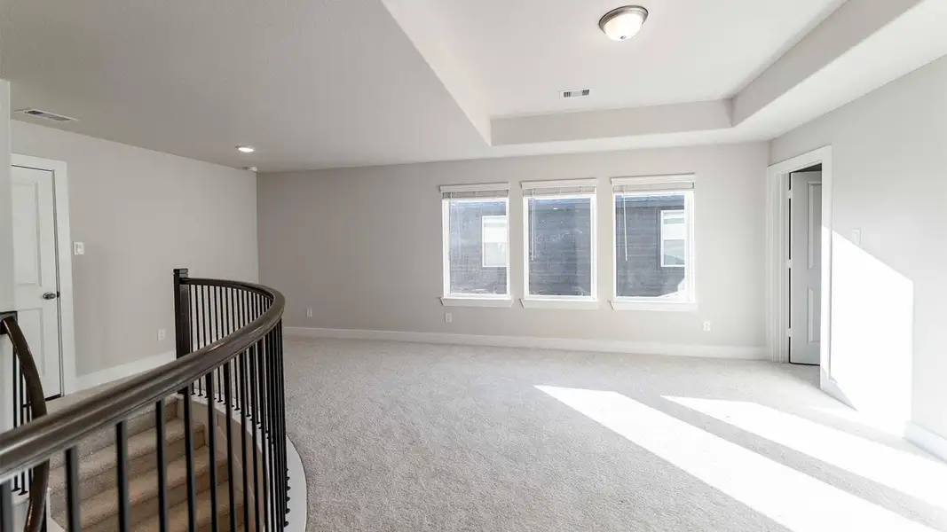 Spacious, unfurnished interior of a new home in Sunterra, Katy (Image 7).